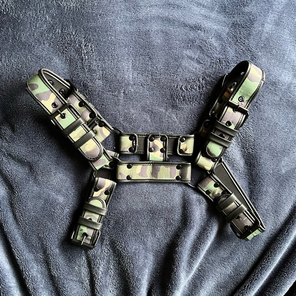 Camo Bulldog style men's chest harness